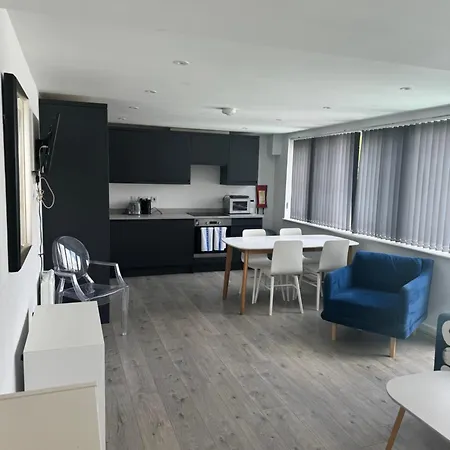 The View Apartments: Stunning Waterside Retreat Near Wood Lane Campus And Town Station