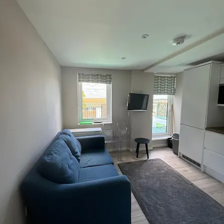 The View Apartments: Stunning Waterside Retreat Near Wood Lane Campus And Town Station Falmouth