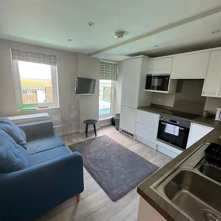 Apartment The View Apartments: Stunning Waterside Retreat Near Wood Lane Campus And Town Station Falmouth