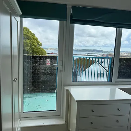 Apartment The View Apartments: Stunning Waterside Retreat Near Wood Lane Campus And Town Station