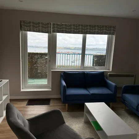 Apartment The View Apartments: Stunning Waterside Retreat Near Wood Lane Campus And Town Station