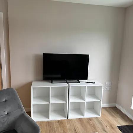 The View Apartments: Stunning Waterside Retreat Near Wood Lane Campus And Town Station Apartment *