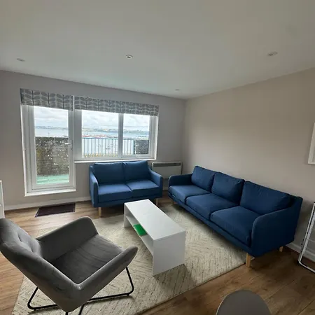 The View Apartments: Stunning Waterside Retreat Near Wood Lane Campus And Town Station *
