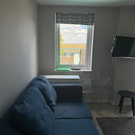 Apartment The View Apartments: Stunning Waterside Retreat Near Wood Lane Campus And Town Station