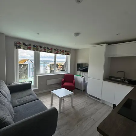 The View Apartments: Stunning Waterside Retreat Near Wood Lane Campus And Town Station Apartment *