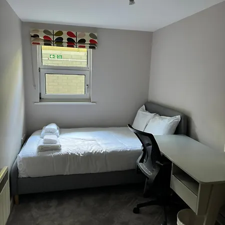 Apartment The View Apartments: Stunning Waterside Retreat Near Wood Lane Campus And Town Station *